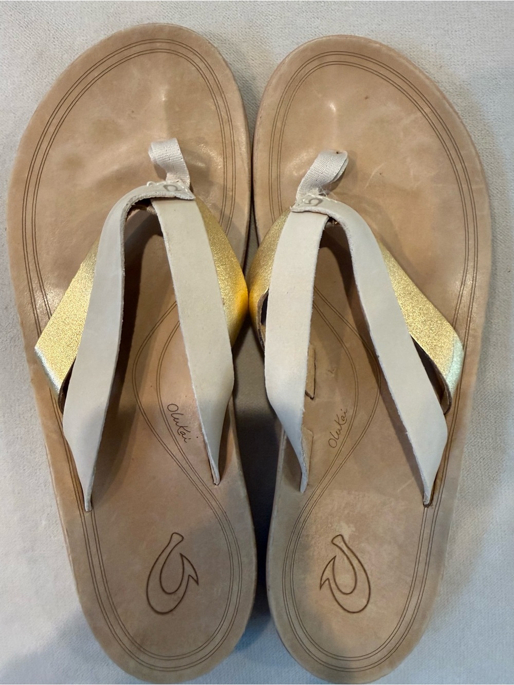 OluKai Women's Beige and Gold Leather Thong Sandals